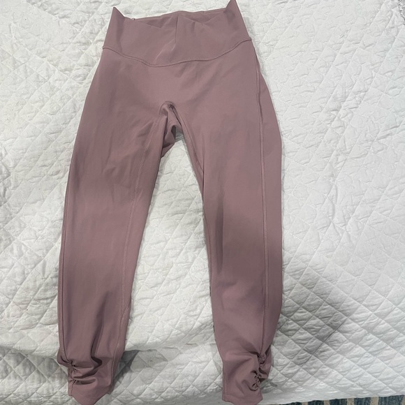 Rose Lululemon legging. Size 6 with scrunch detail on ankle. - Picture 4 of 5